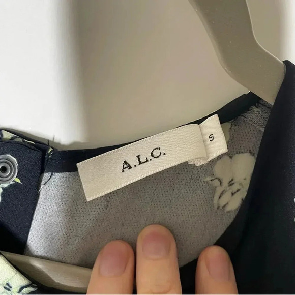 ALC Silk Floral Navy Sleeveless Tank Blouse Size Small - Picture 2 of 6